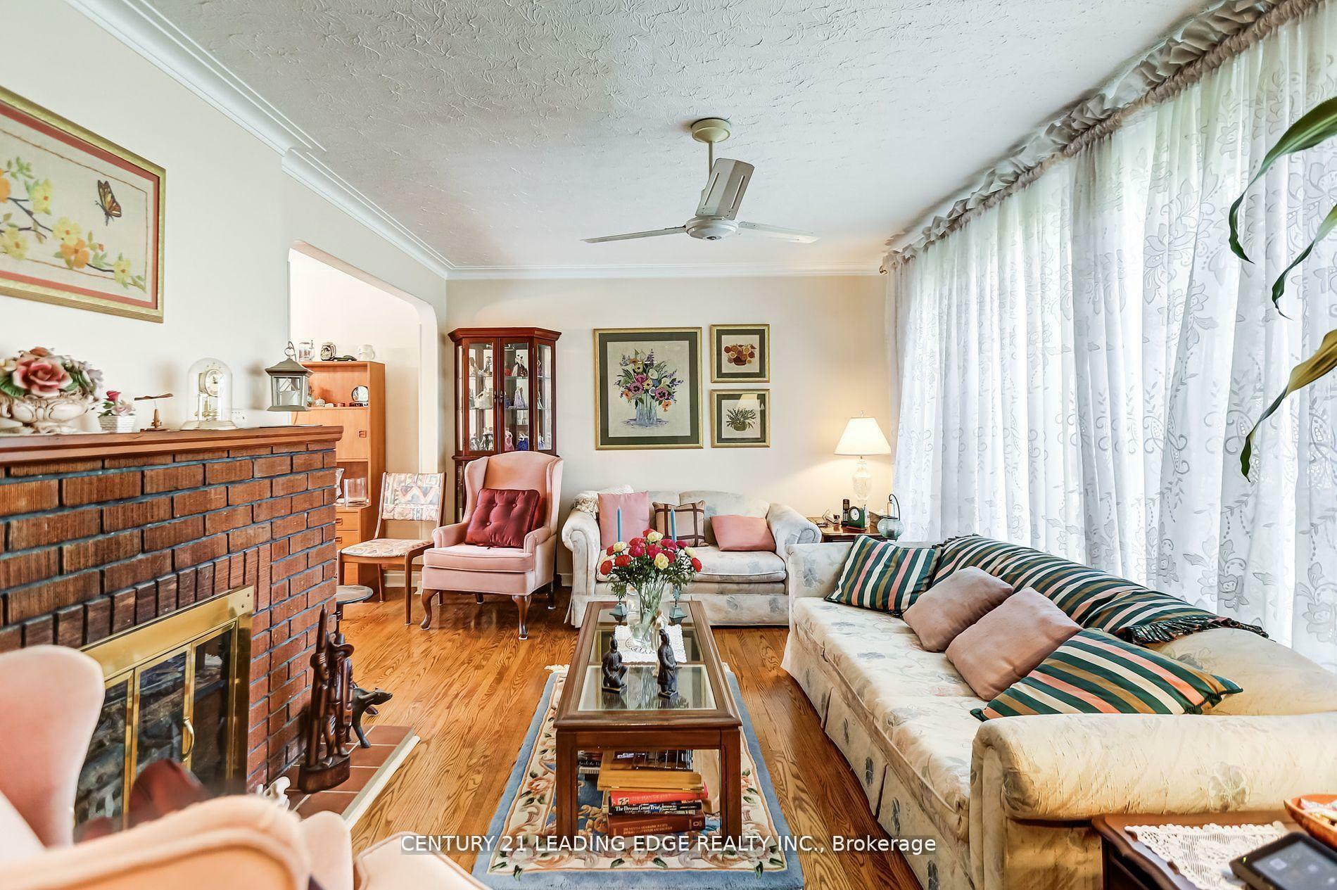 Photo de la propriété: 19 Royaleigh Avenue ON M9P 2J4