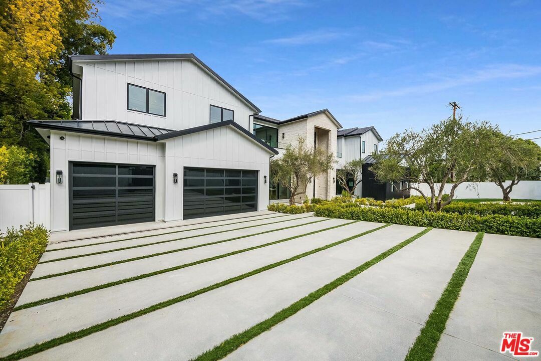 Property Photo: 15907 Valley Vista Blvd CA 91436