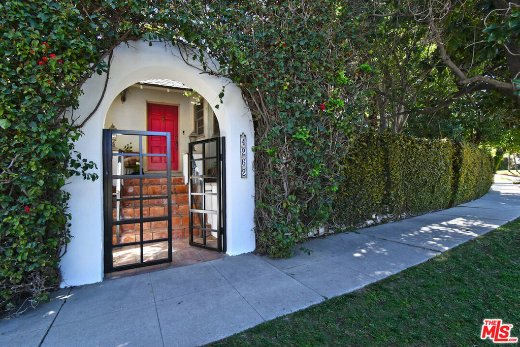 Property Photo:  4262 Woodcliff Road  CA 91403 