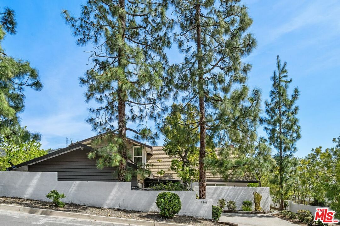 2408 Banyan Dr  Los Angeles CA 90049 photo