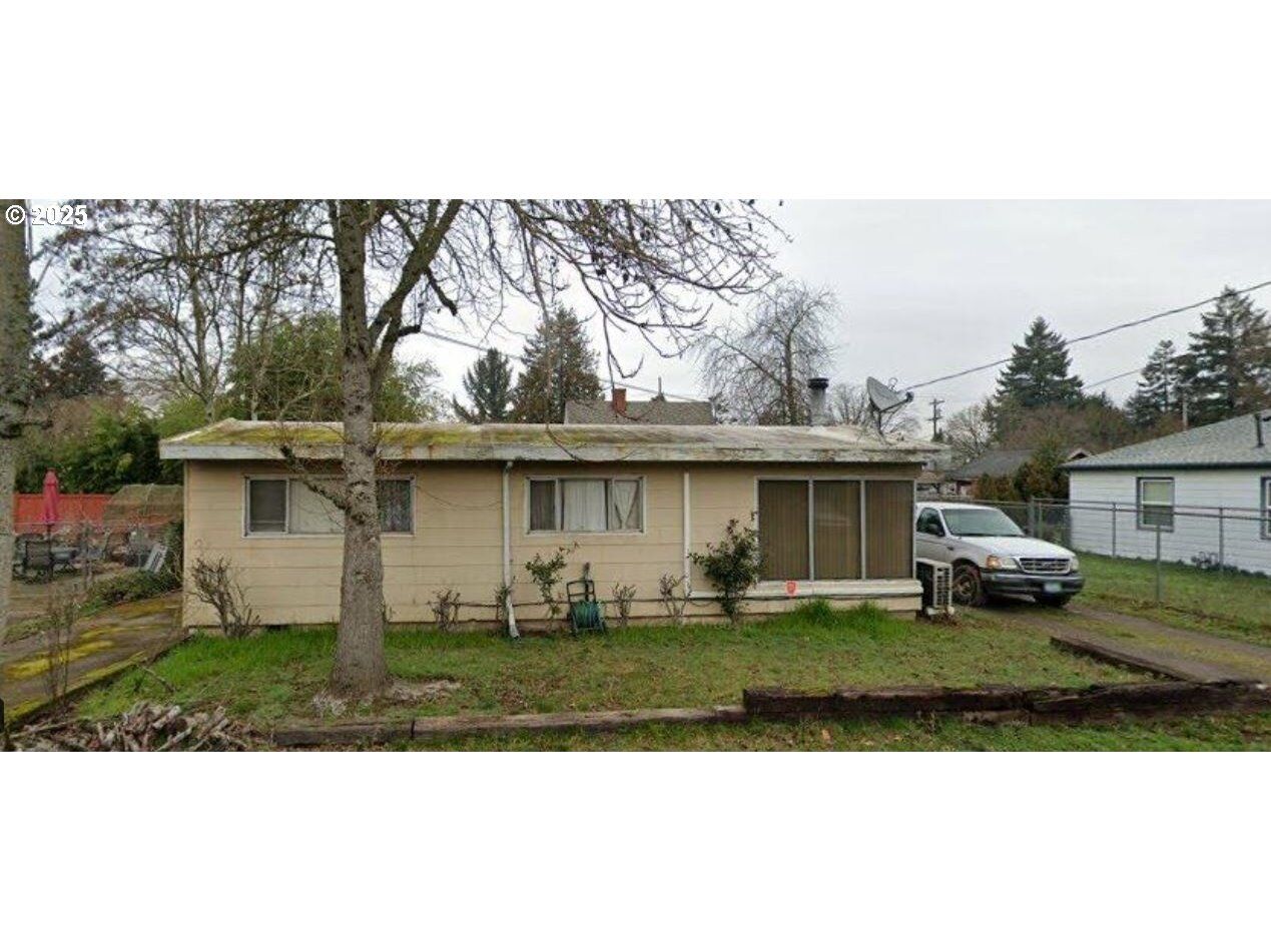 Property Photo:  5703 SE Liebe St  OR 97206 