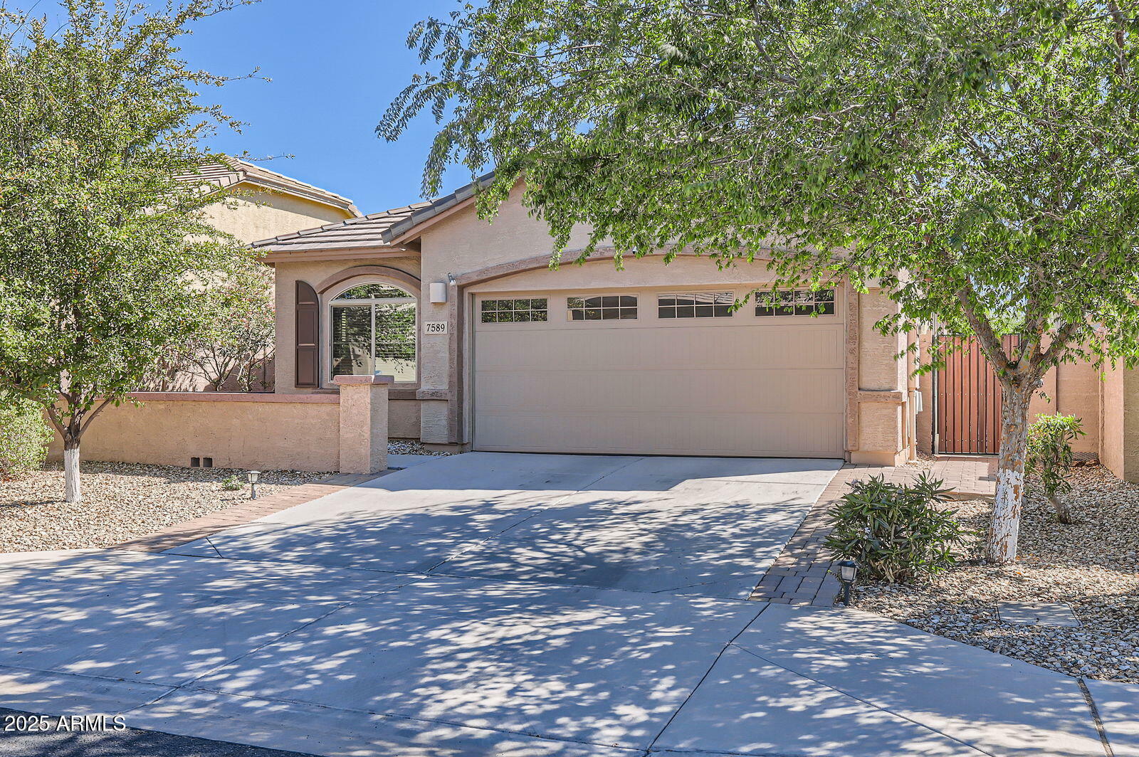 Property Photo: 7589 W Quail Track Drive AZ 85383