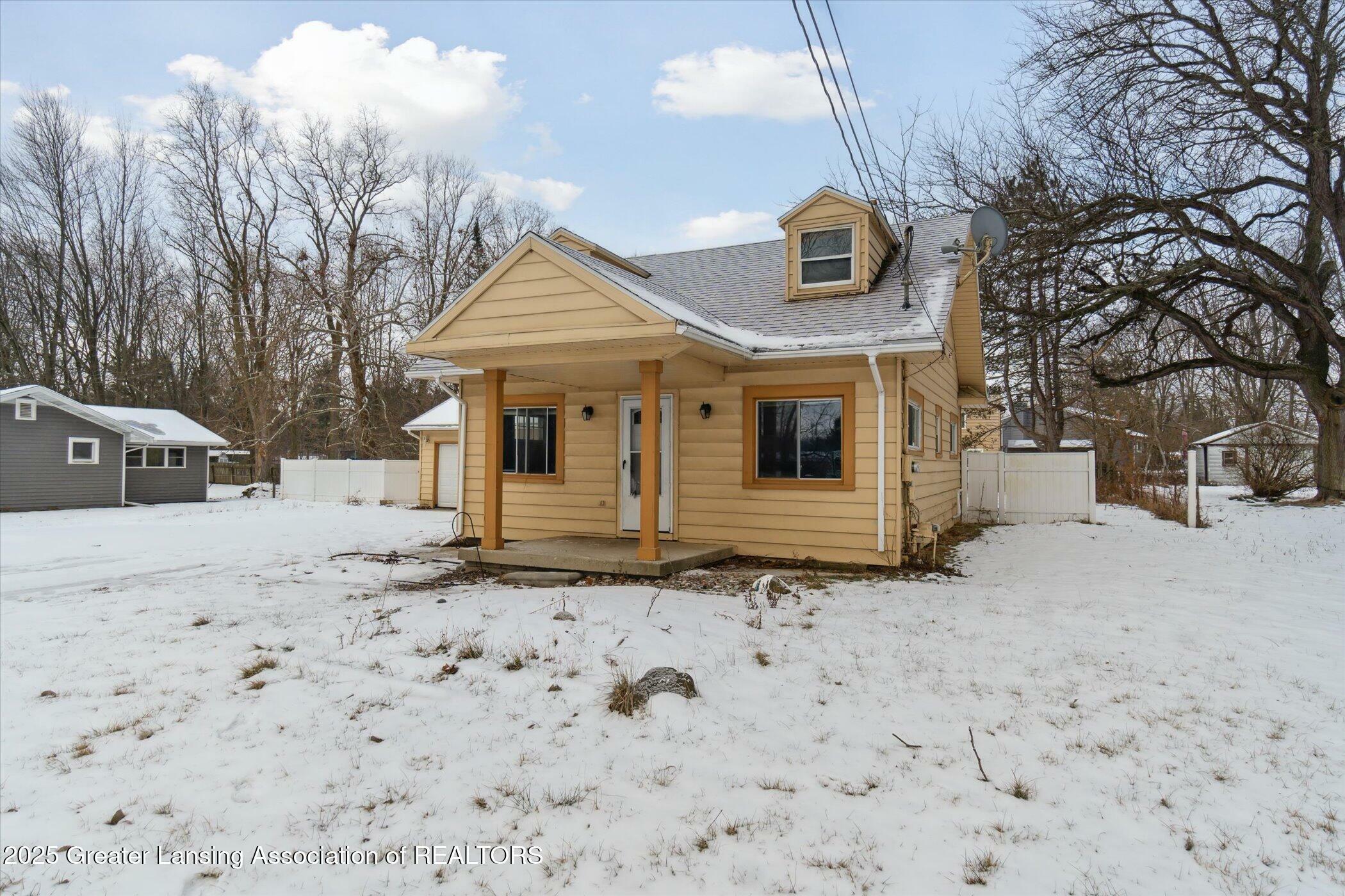 Property Photo: 6050 S Waverly Road MI 48911