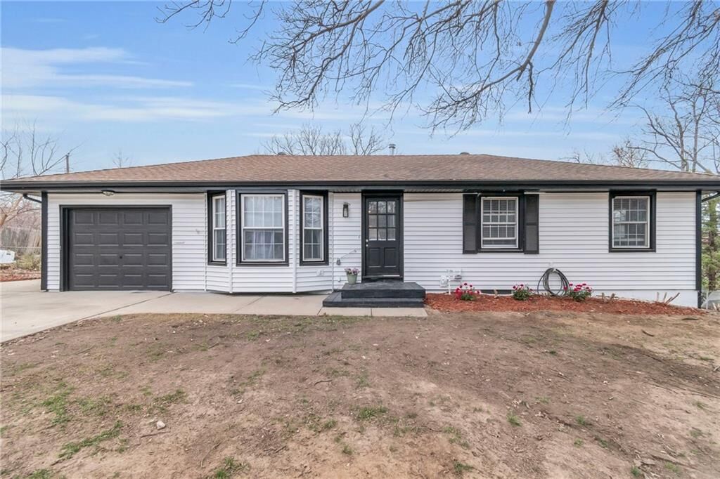 Property Photo:  800 Brewster Lane  MO 64050 