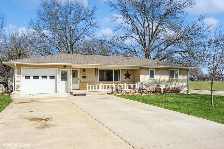 Property Photo:  202 University Street  IA 50219 