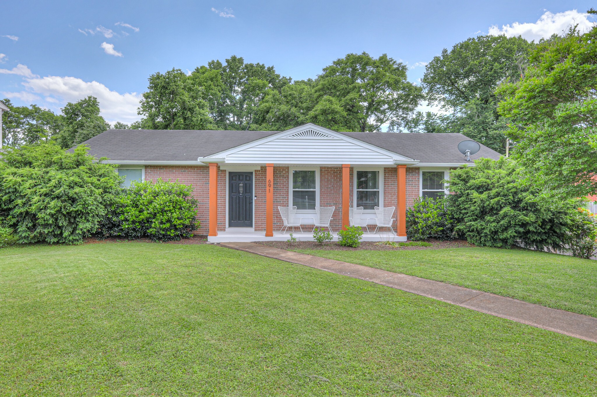 Property Photo: 691 Harding Pl TN 37211