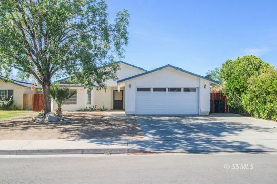Property Photo: 925 W Tamarisk Ave CA 93555