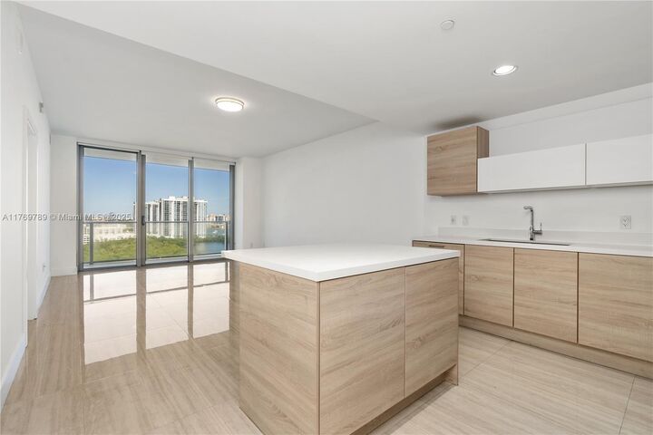 16385 Biscayne Blvd 1606  North Miami Beach FL 33160 photo
