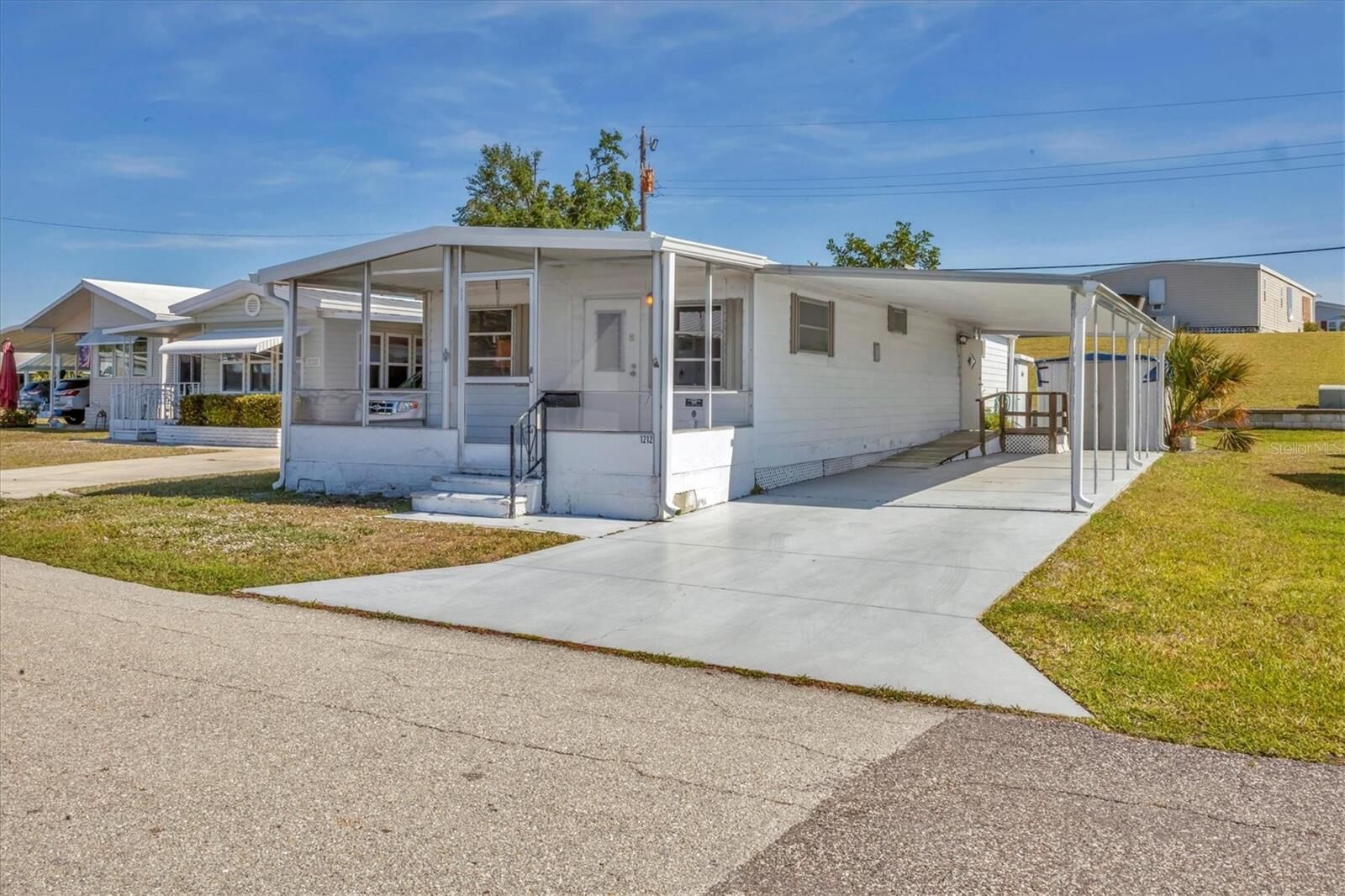 Property Photo: 1212 41st Avenue Drive E FL 34222
