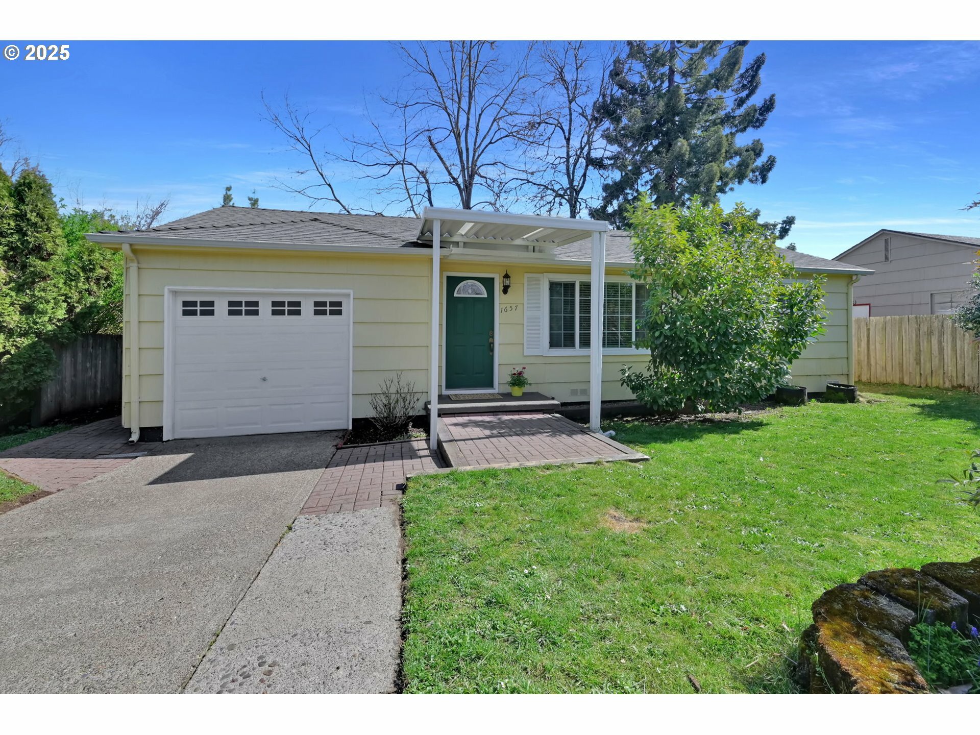 Property Photo: 1657 McKinley Ct OR 97402