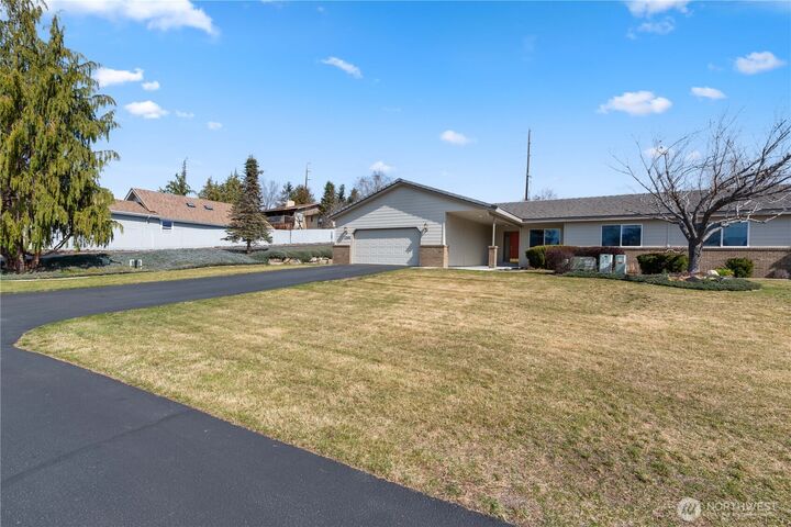 Property Photo:  1380  Eastmont Avenue 1301  WA 98802