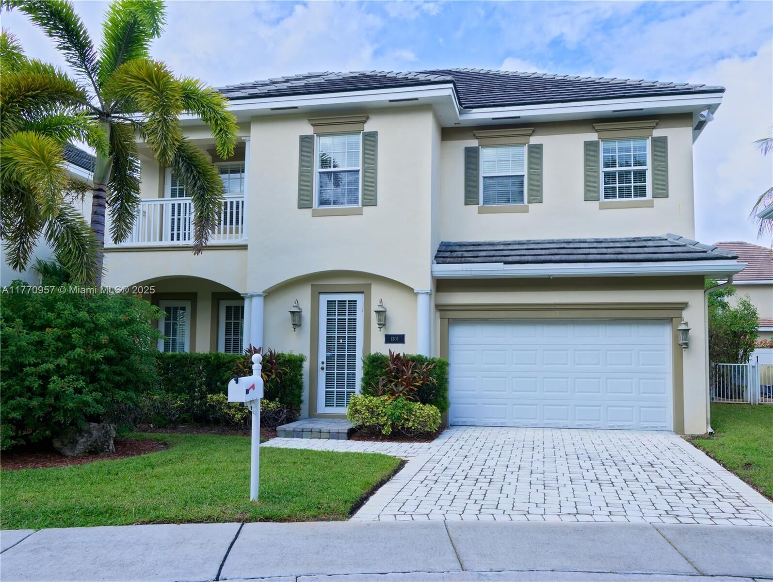 Property Photo: 1307 SW 23rd Ct FL 33315