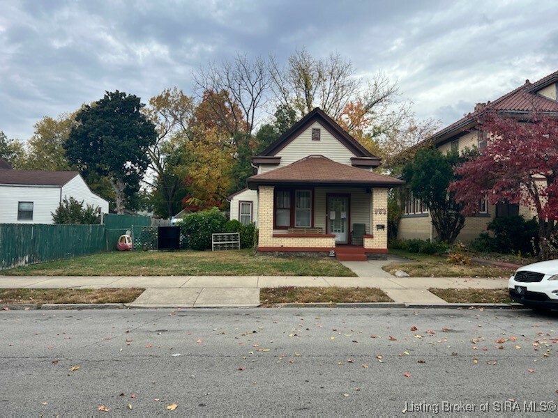 Property Photo: 1525 E Oak Street IN 47150