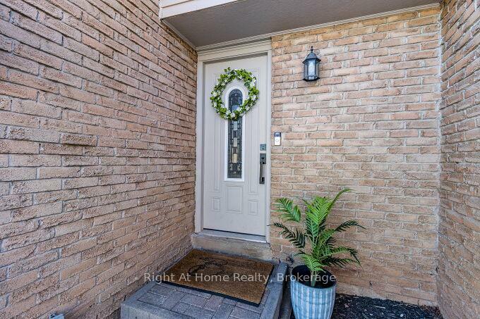 Property Photo:  1528 Lancaster Drive 24  ON L6H 2Z3 