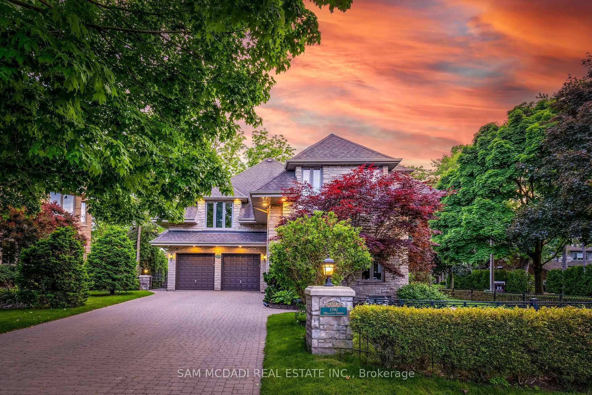 Property Photo: 1390 Meadow Green Court ON L5H 4J3