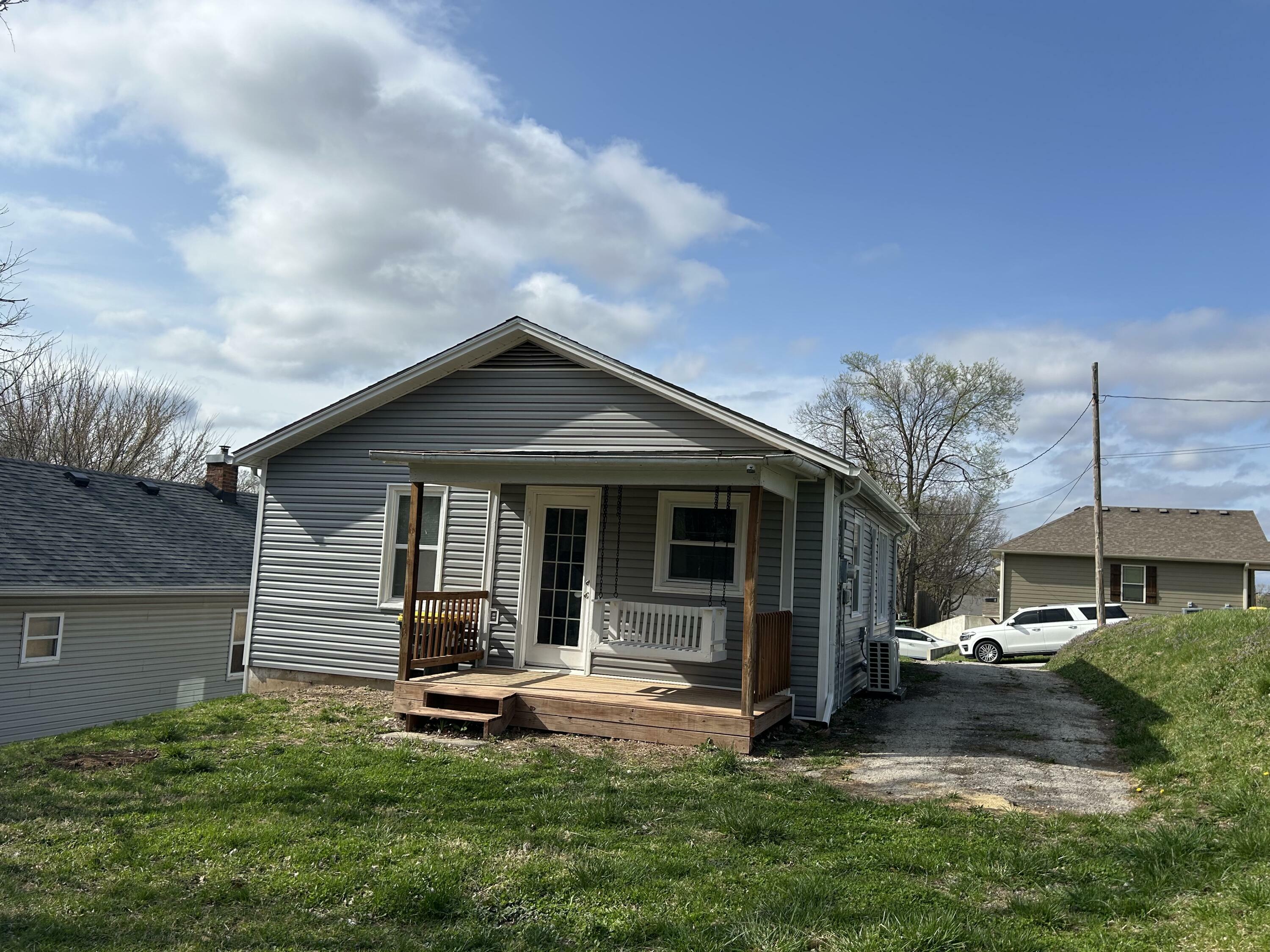 Property Photo: 406 Pine St MO 65233