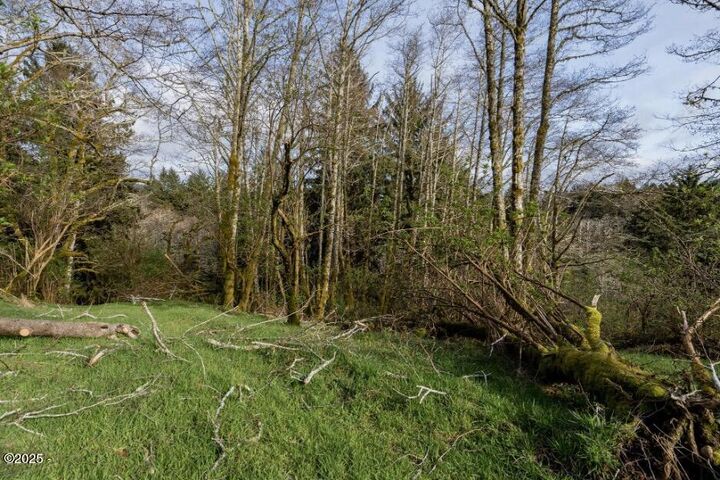 Property Photo: 3045 Elderberry Lane OR 97368