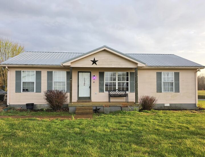 Property Photo: 560 Gregory Rd TN 37186