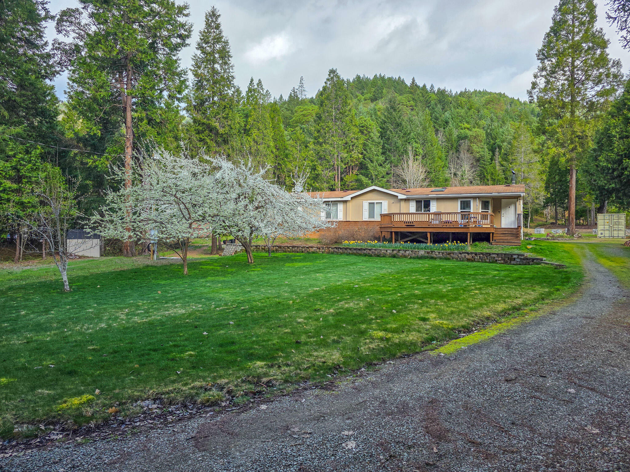Property Photo: 952 Lower Wolf Creek Road OR 97497