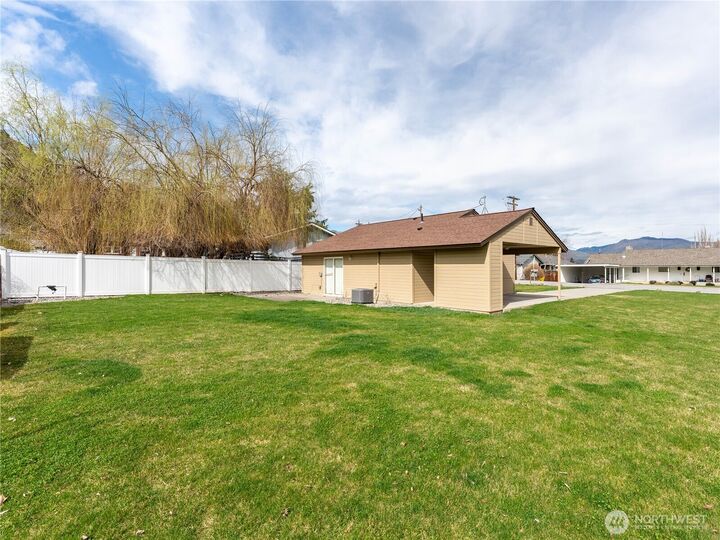 Property Photo: 1203 Red Apple Rd WA 98801