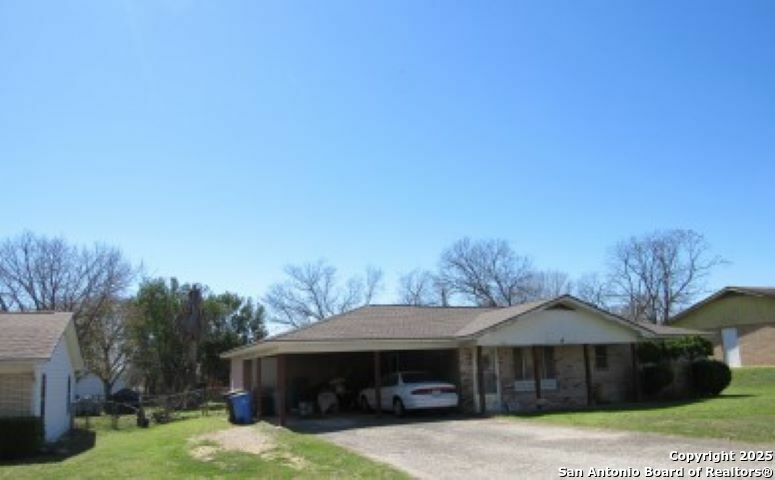 Property Photo: 913 Zwicke St TX 78155