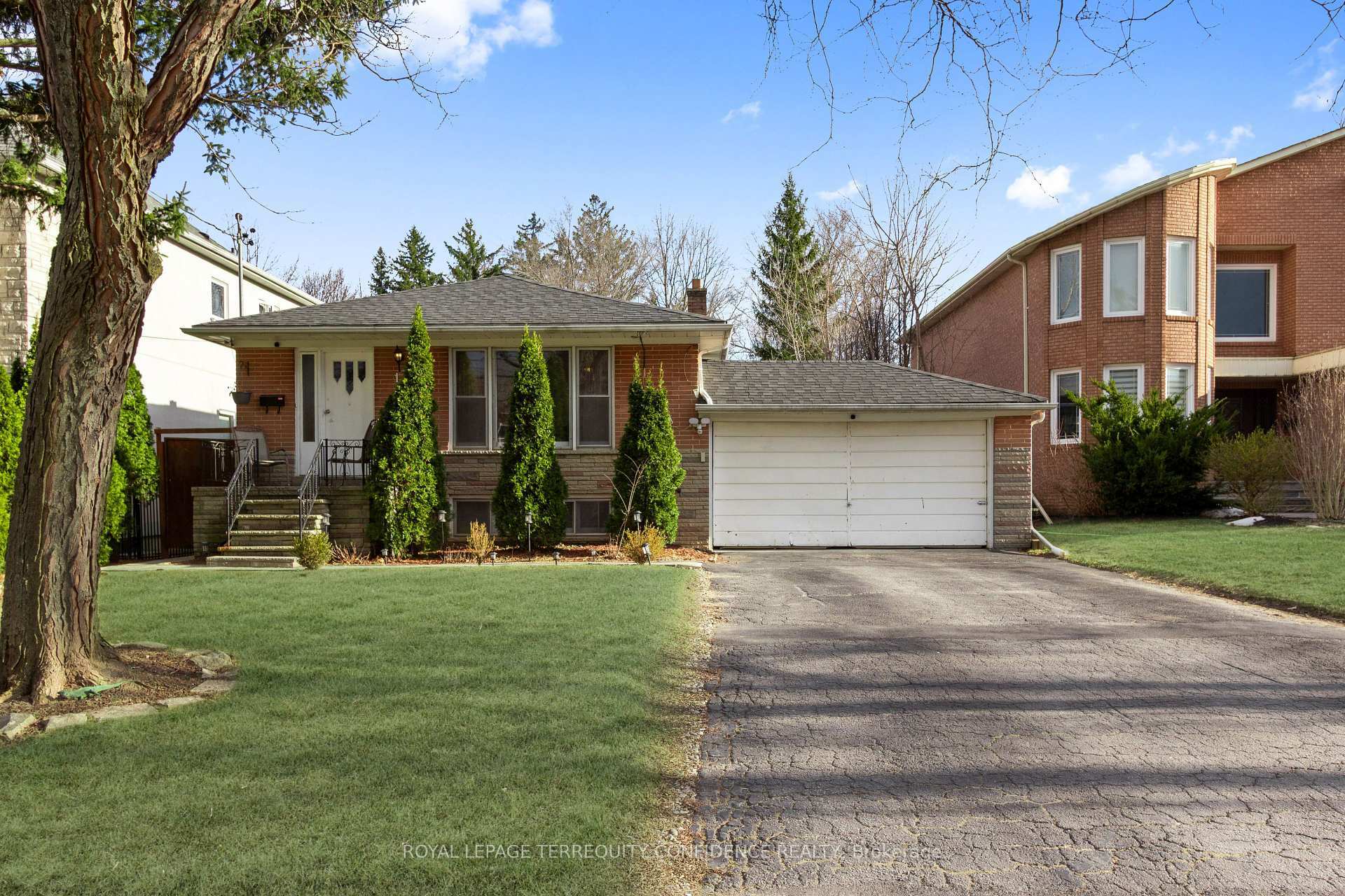 Property Photo: 125 Wedgewood Drive ON M2M 2H6