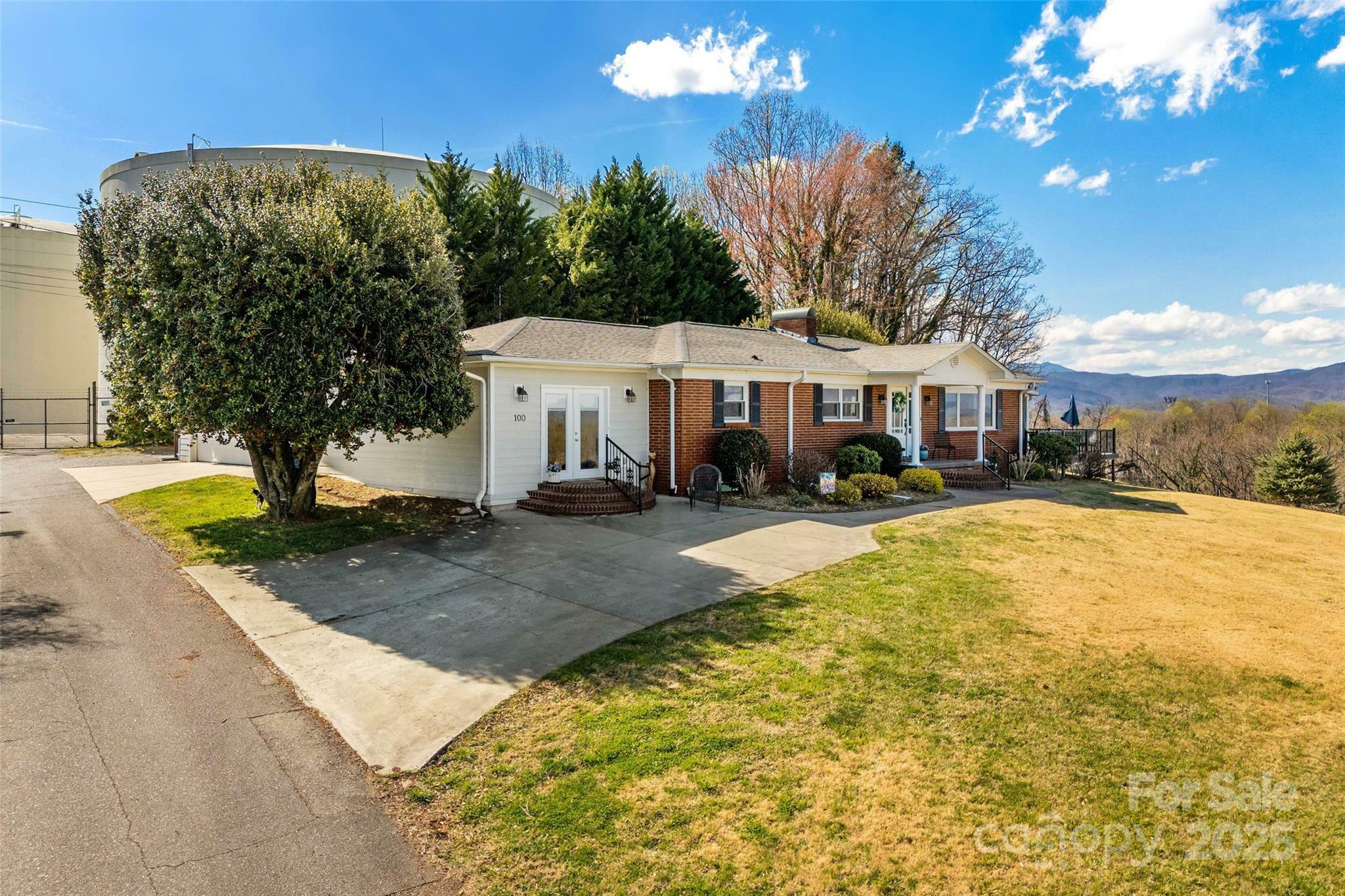 Property Photo: 100 Summit Street NC 28752