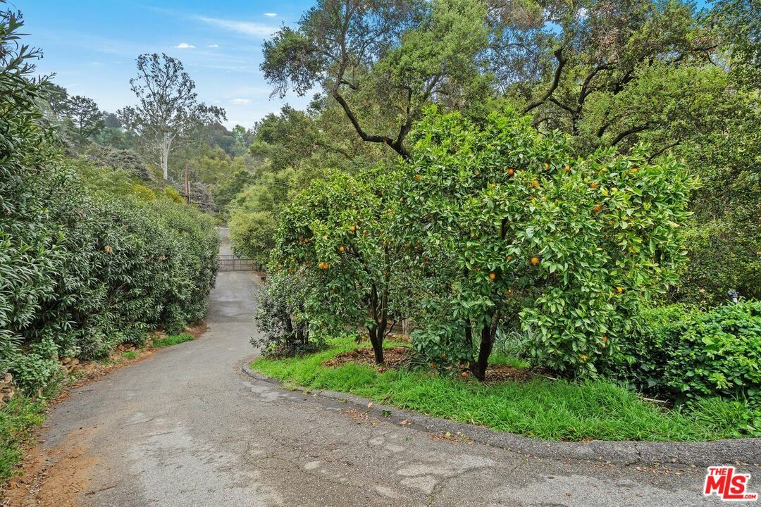 Property Photo: 1809 Melhill Way CA 90049