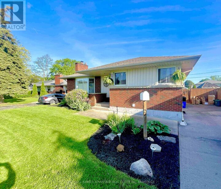 Property Photo: 9 Meadowvale Drive ON L2N 3Z6