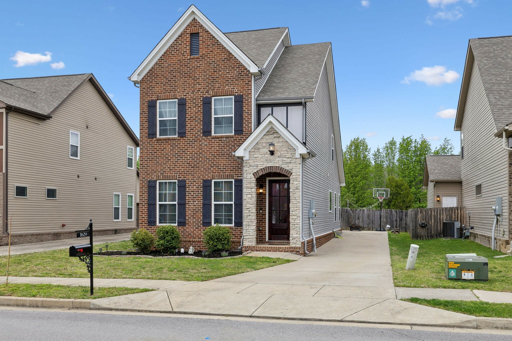 Property Photo: 1629 Brockton Ln TN 37221