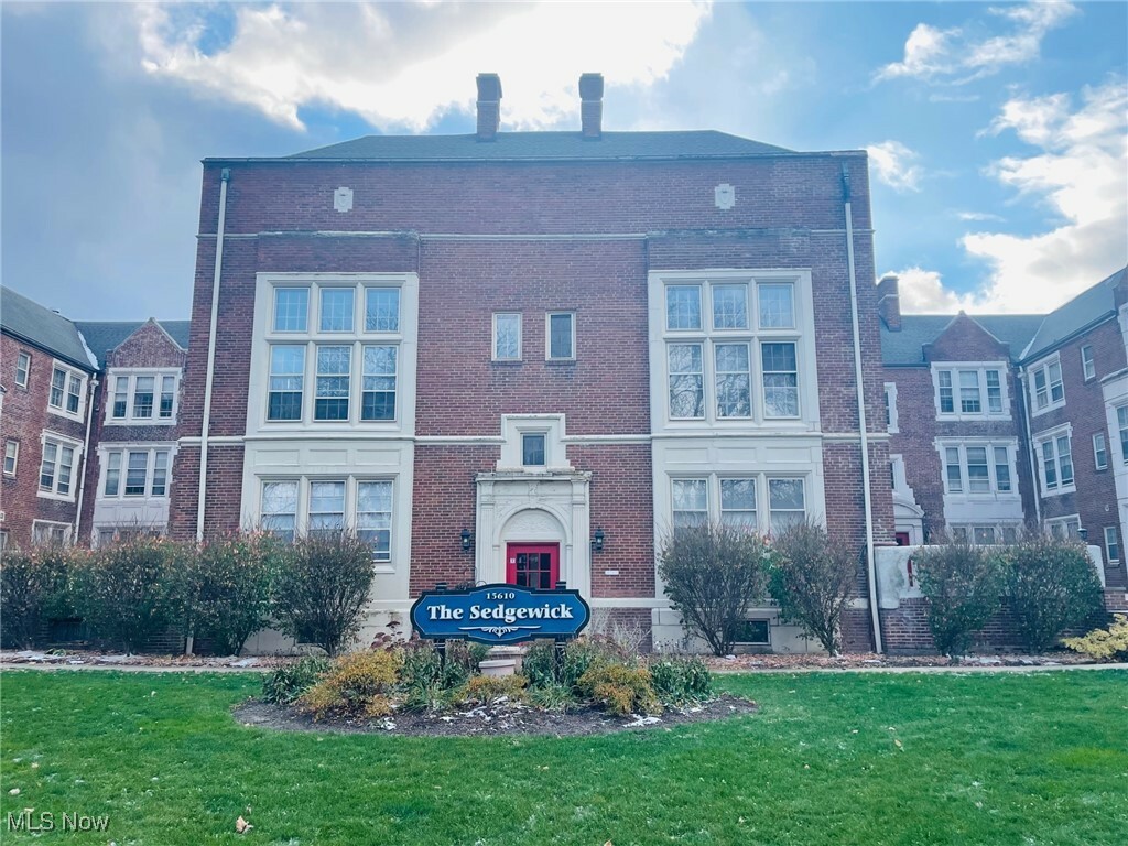 Property Photo:  15610 Van Aken Boulevard 4  OH 44120 