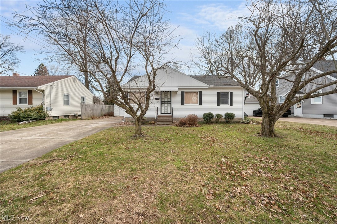 Property Photo: 1422 Myrtle Avenue OH 44004