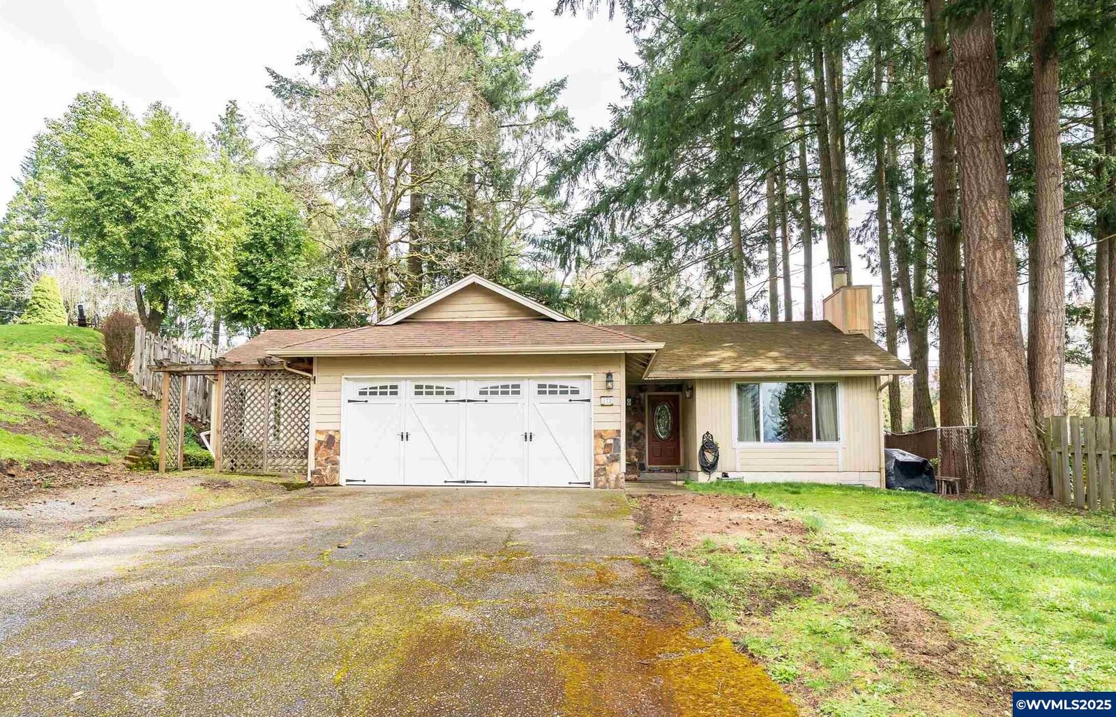 Property Photo:  172 W Kathy St  OR 97383 