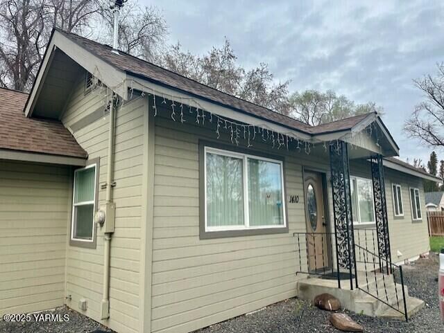 Property Photo:  1410 S 16th Ave  WA 98902 