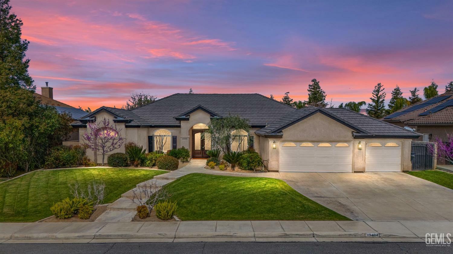 Property Photo: 13404 Phoenix Palm Court CA 93314