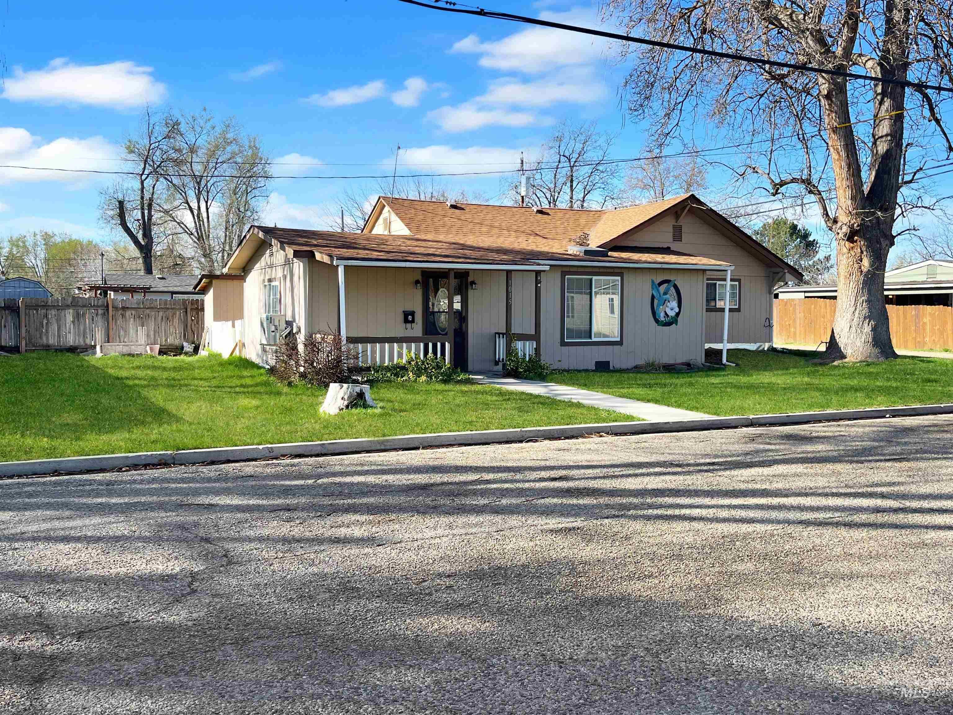 Property Photo:  1015 E Washington Ave  ID 83686 
