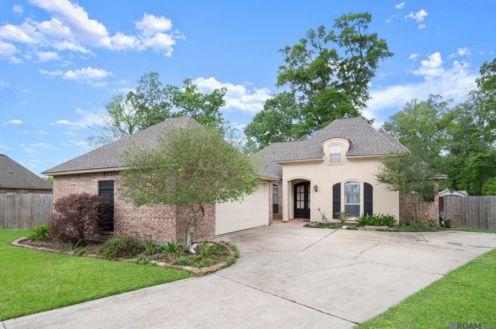 Property Photo: 13245 Oak Knoll Dr LA 70734