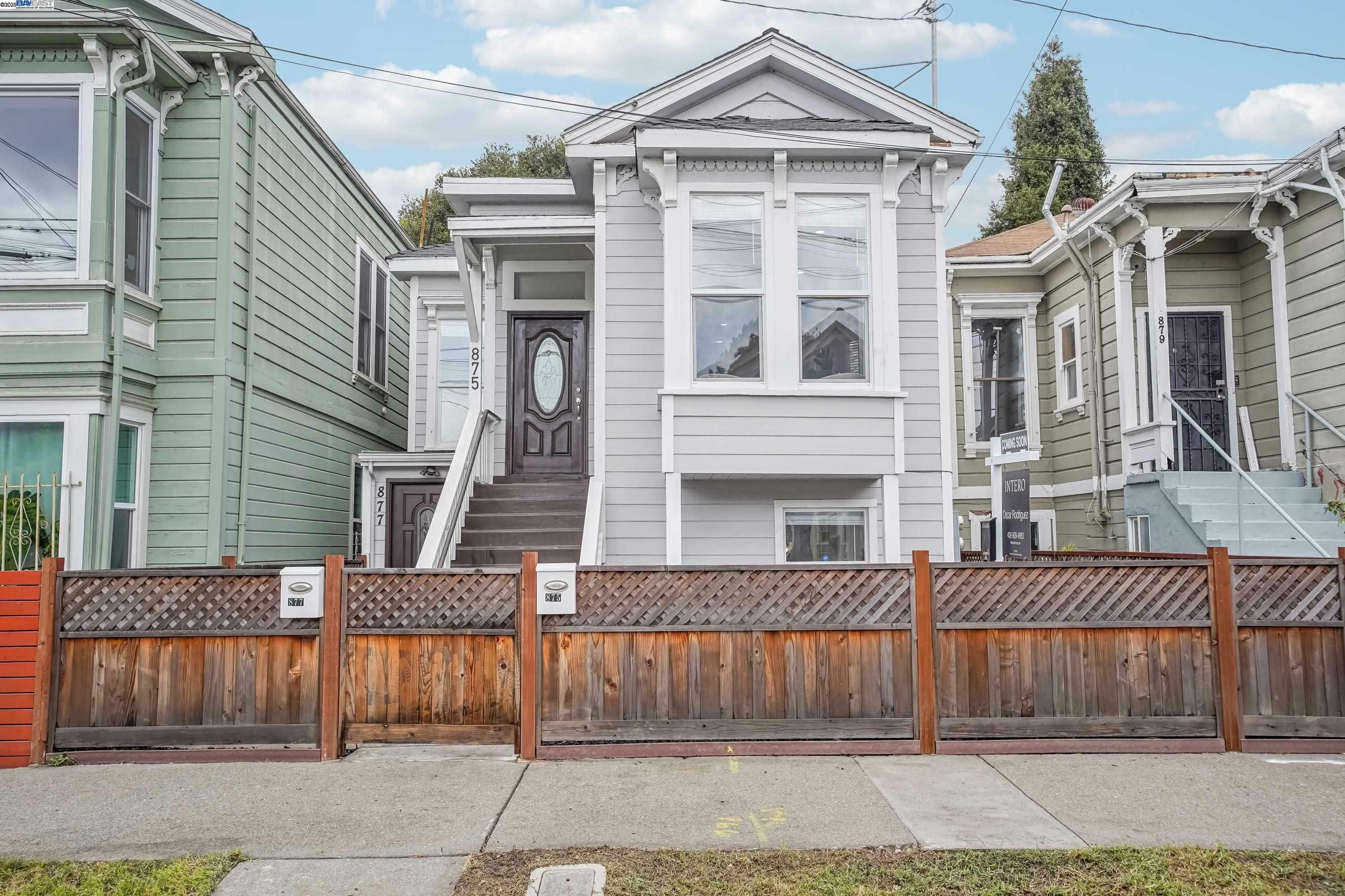 Property Photo: 875 Wood St CA 94607
