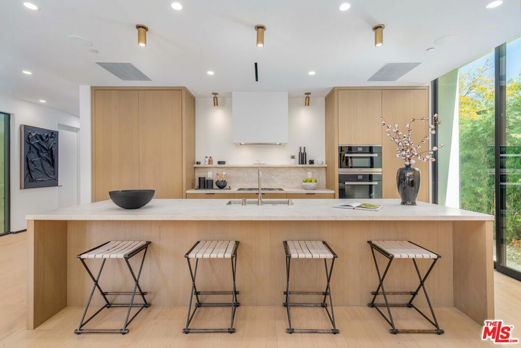 Property Photo: 9018 Dorrington Avenue CA 90048