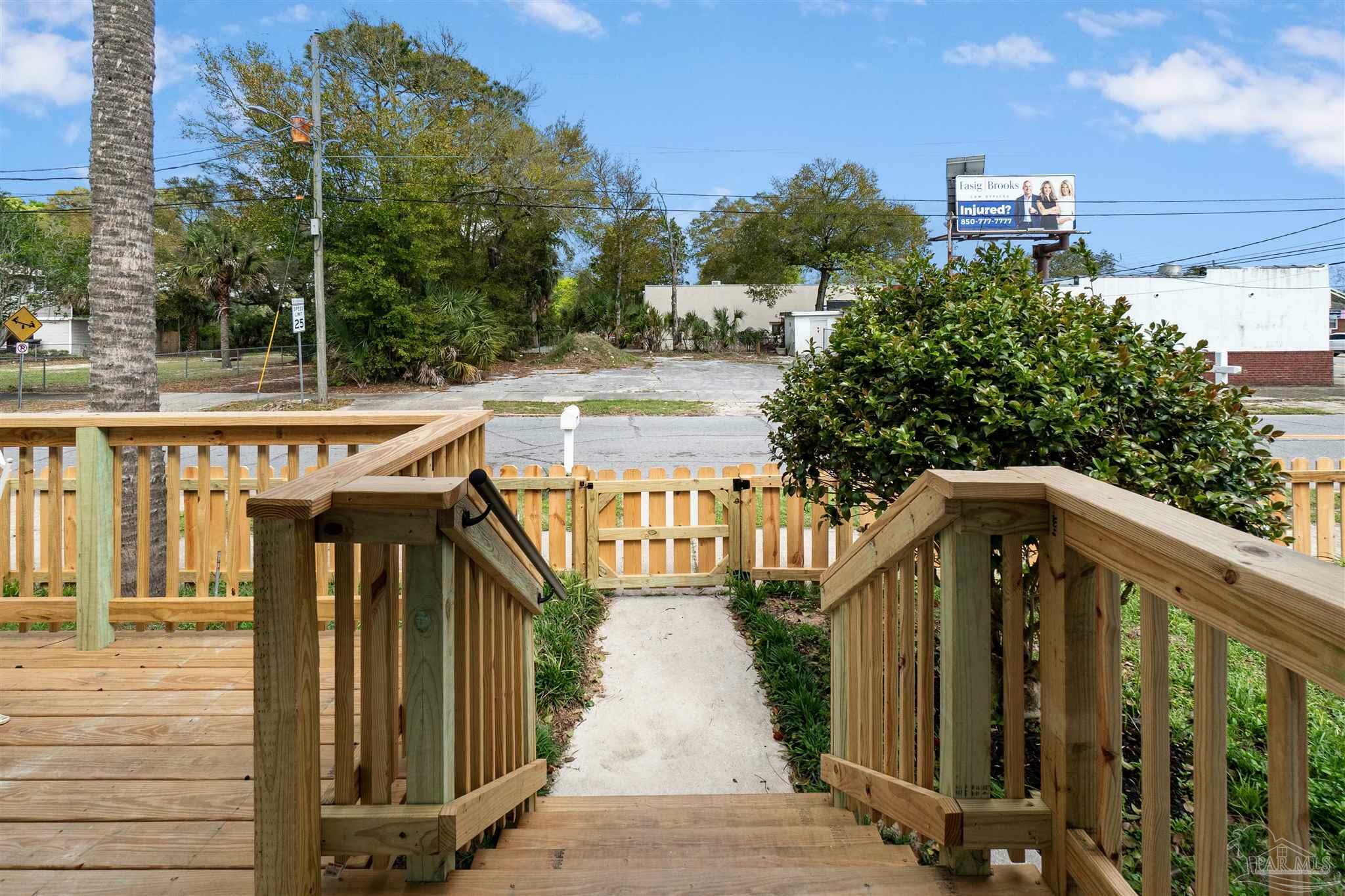 Property Photo: 7 N G St FL 32502