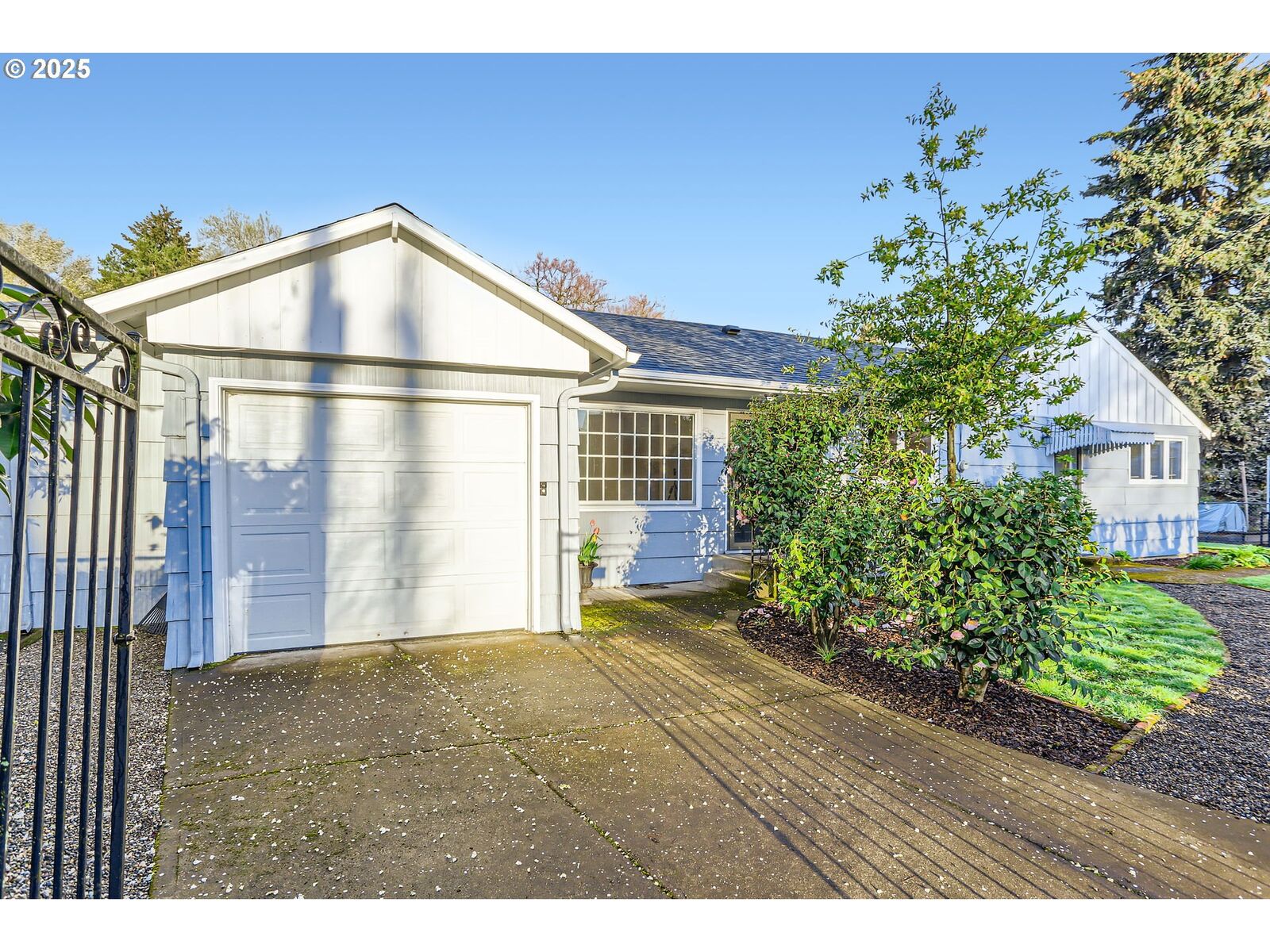 Property Photo: 5025 NE Couch St OR 97213