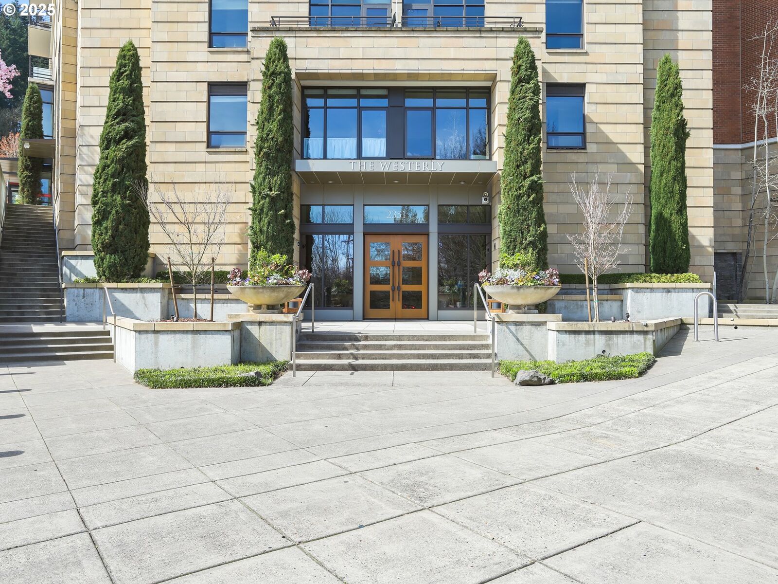 Property Photo:  2351 NW Westover Rd 1002  OR 97210 