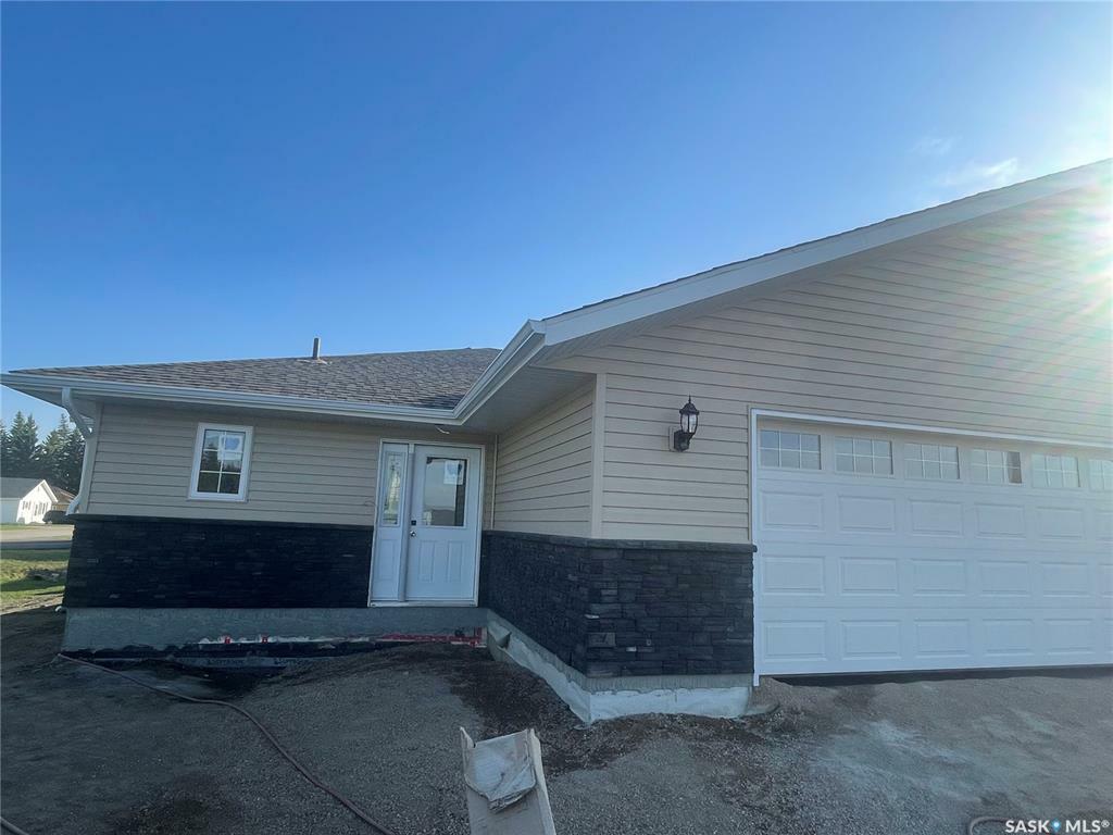 Property Photo:  320 1st Street N  SK S0K 4R0 