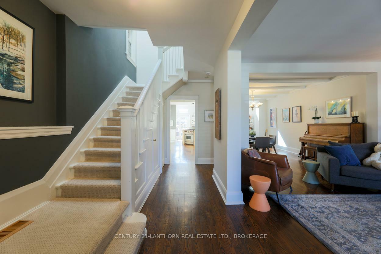 Photo de la propriété: 69 Walmsley Boulevard ON M4V 1X7