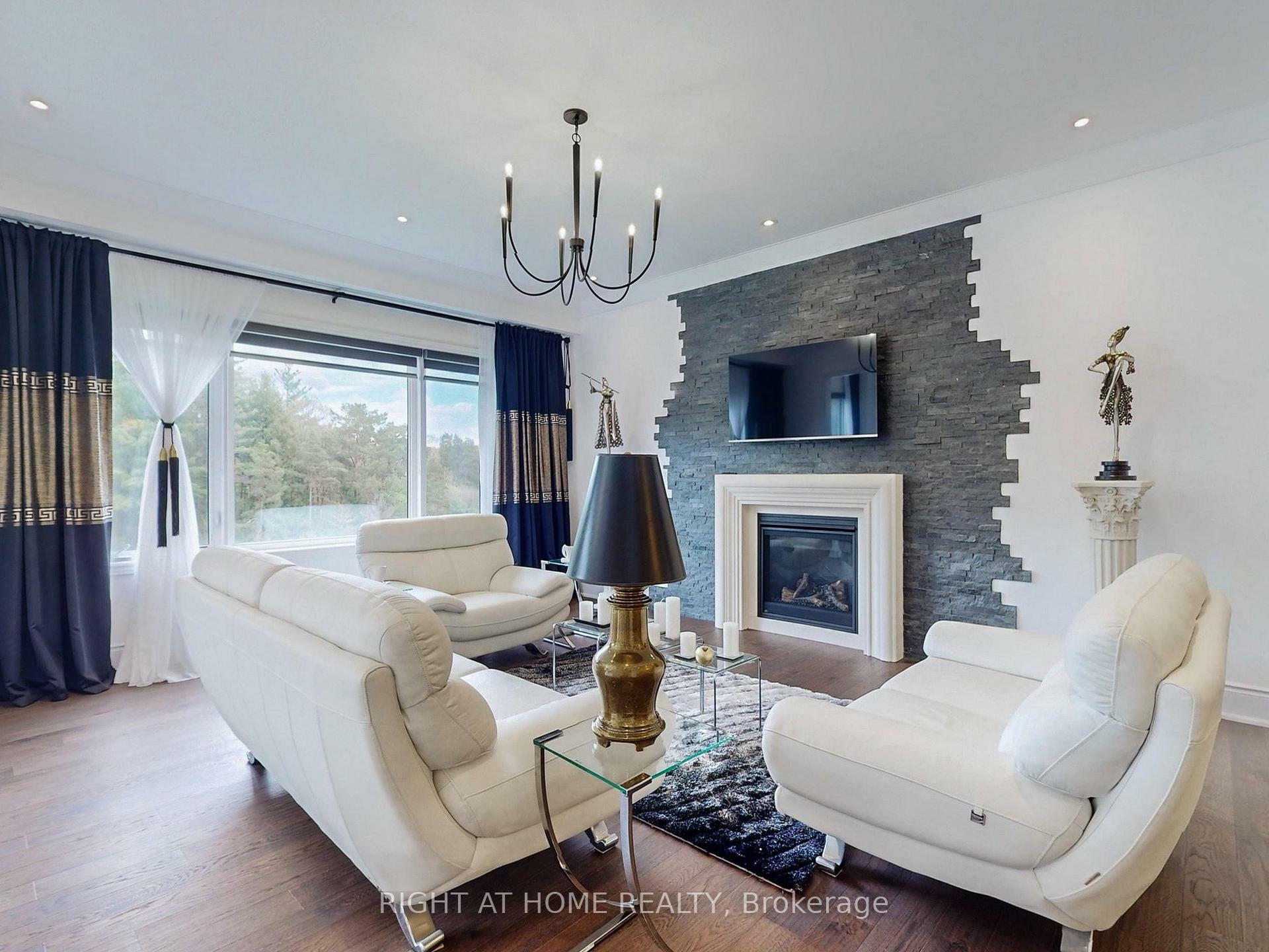 Property Photo: 216 Sunset Vista Court E ON L4G 3Y1