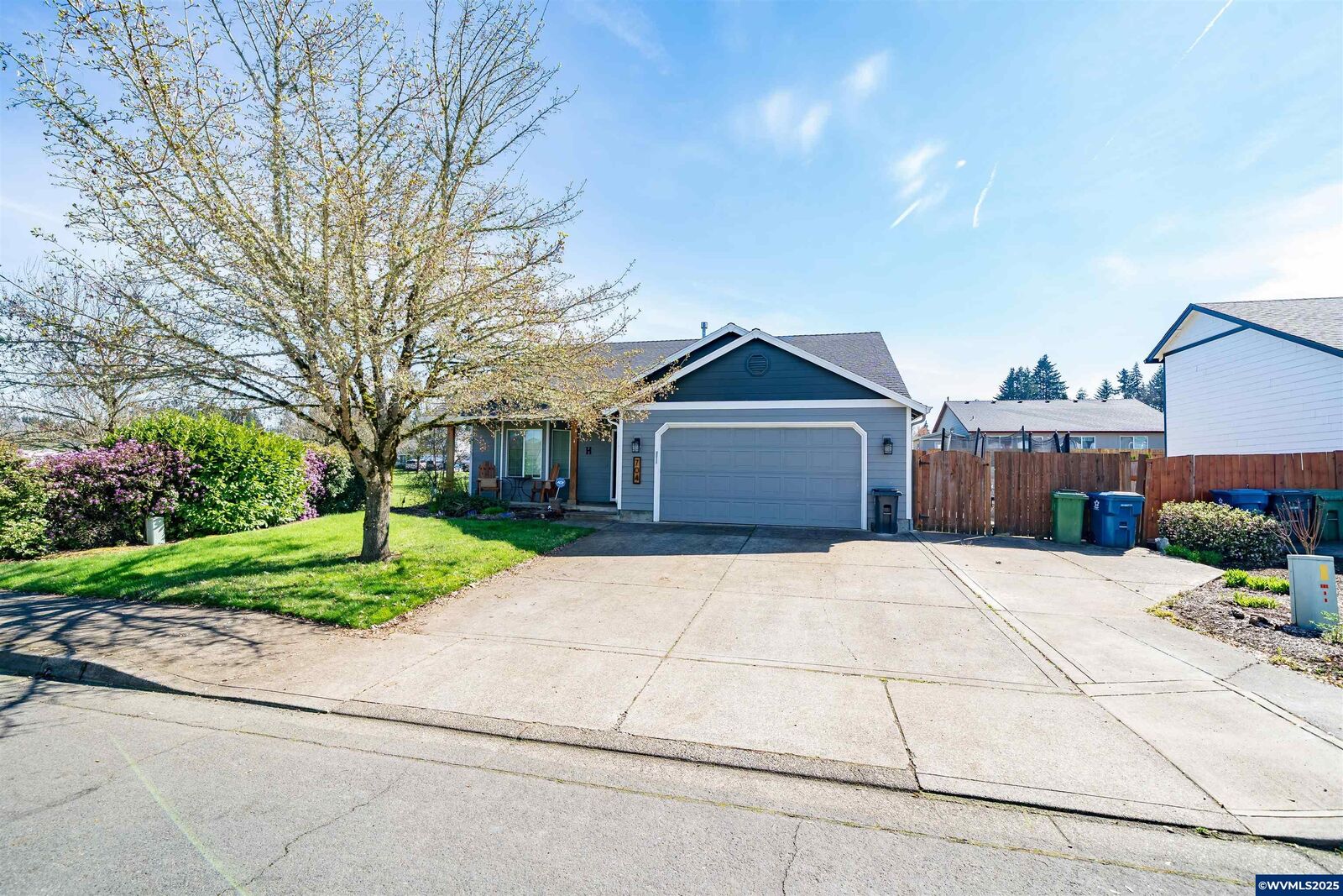 Property Photo: 704 Wildflower Dr OR 97383