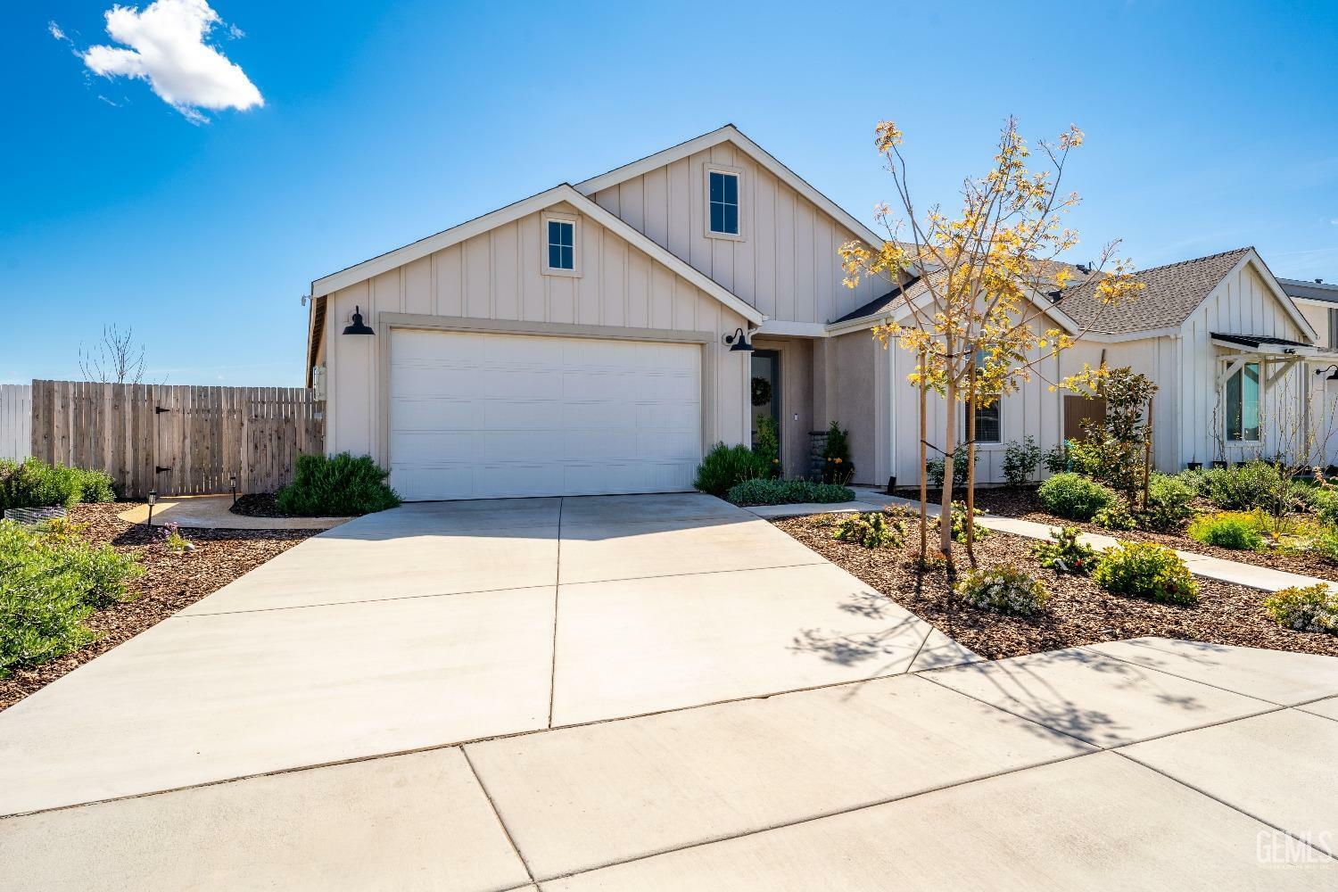 Property Photo: 6713 Diamond Springs Drive CA 93313