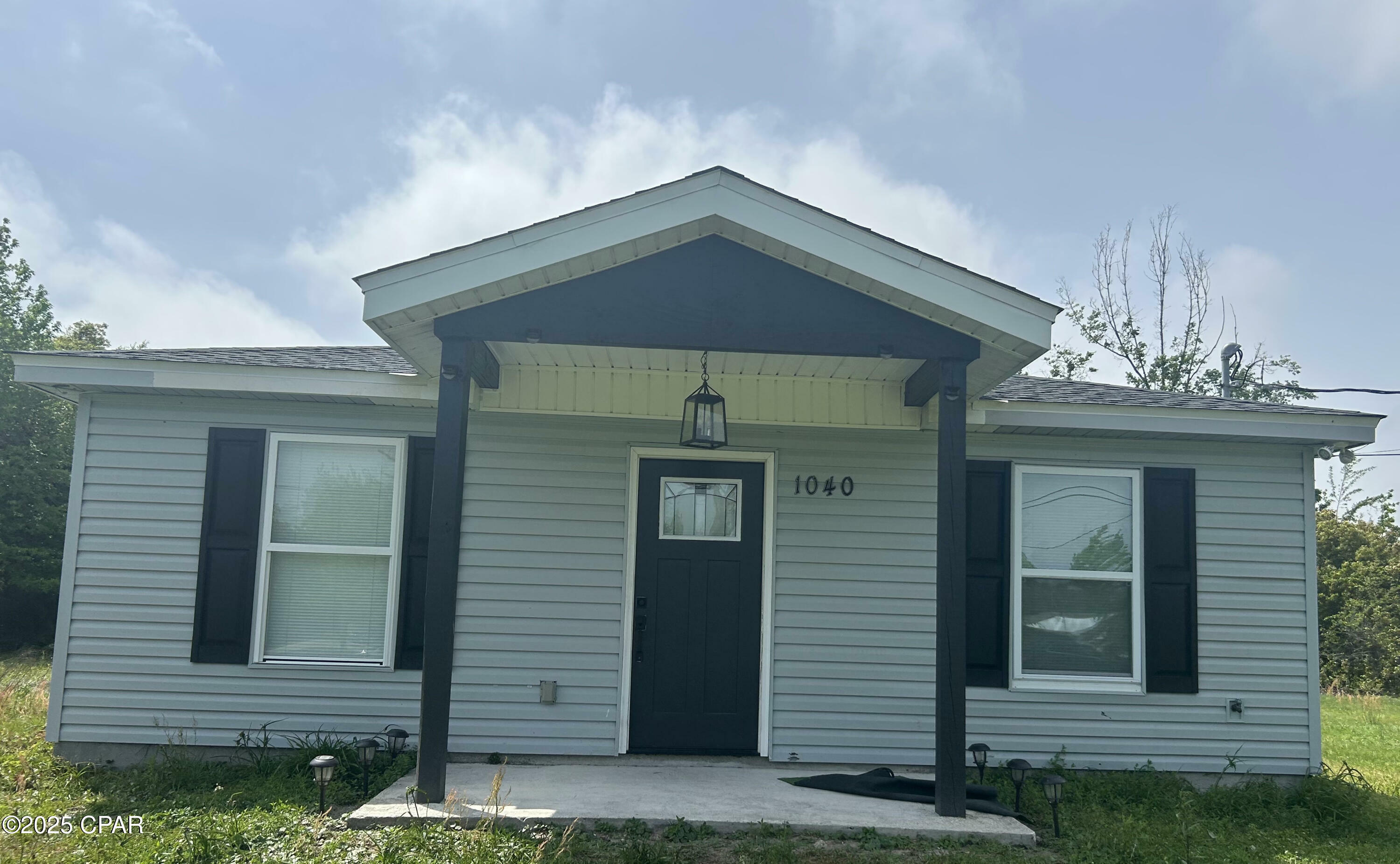Property Photo: 1040 S Katherine Avenue FL 32404
