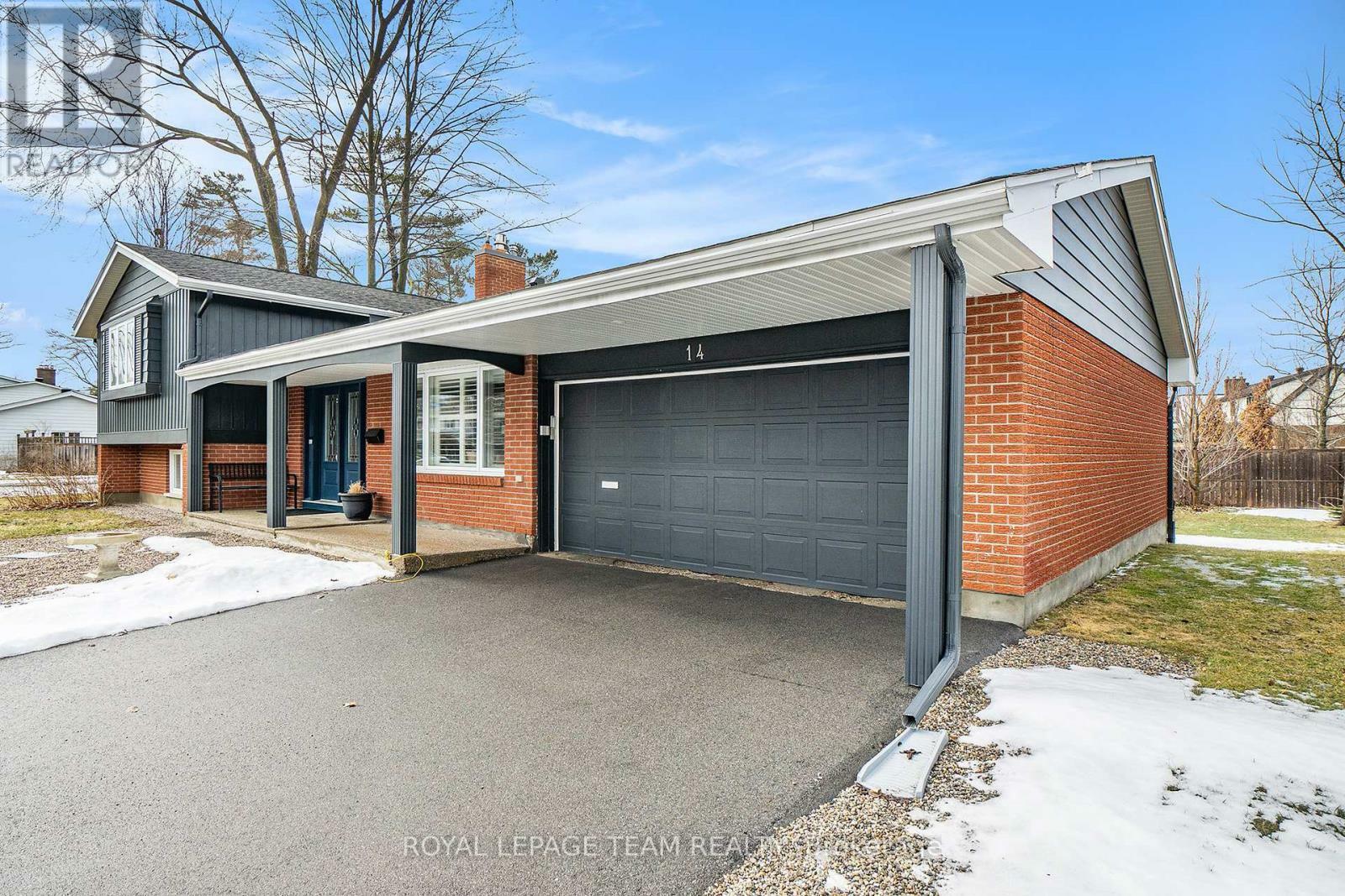 Property Photo: 14 Riverbrook Road ON K2H 7W6