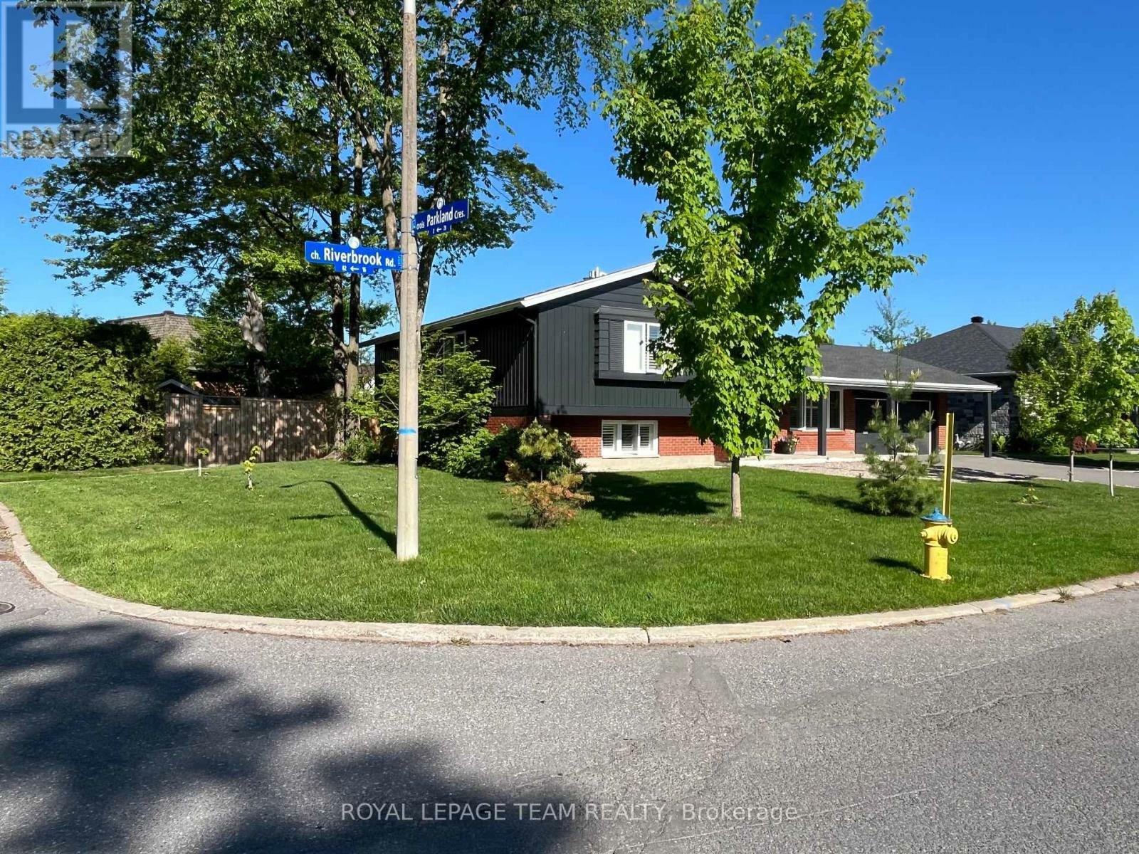 Property Photo: 14 Riverbrook Road ON K2H 7W6